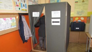 В секциите ще има отделни кутия за машинното гласуване и кутия за хартиените бюлетини, уточни Росица Матева от избирателната комисия