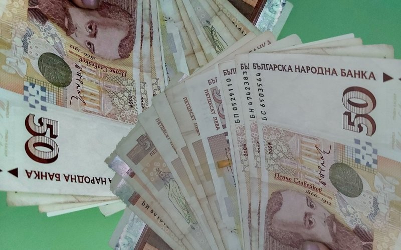 АИКБ: Българинът не е обеднял през 2022 г. поради по-високия ръст на заплатите