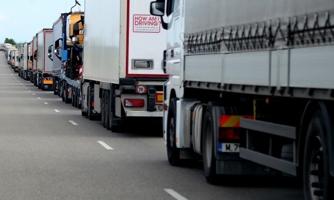 На камък: Румънската страна не приема исканията ни за облекчаване на процедурата за проверка на камионите на Дунав мост