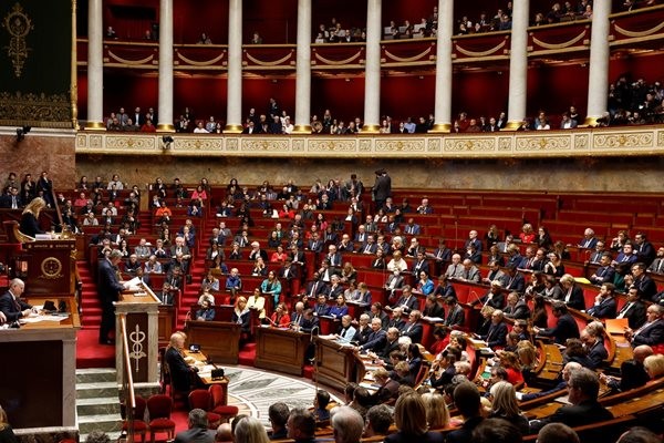 Френското правителство оцеля в първи вот на недоверие 