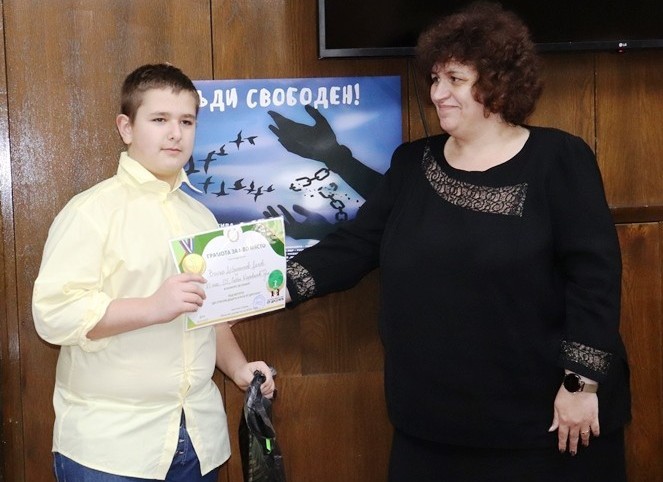 Вихър Даков и Яна Ненкова са големите победители в регионалния конкурс на Инициативата за рисунка и плакат срещу дрогата