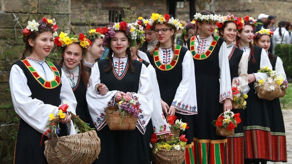 Лазаровден отбелязва православната църква! Момичета изпълняват обичая лазаруване