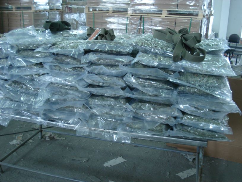   106 кг марихуана откриха митнически служители в двоен под на полуремарке
