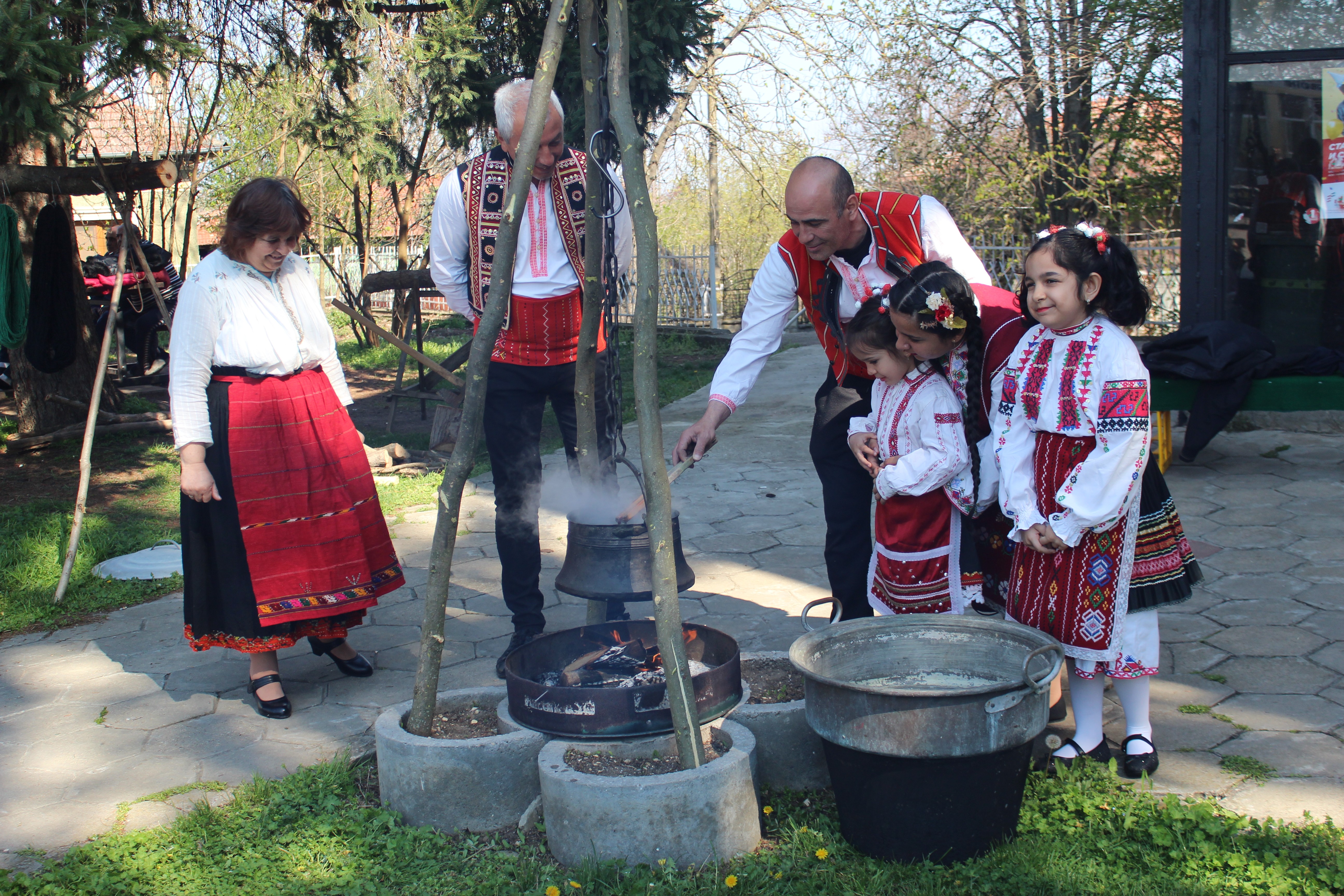 В Ново село пресъздадоха атентични обичаи и практики по обработване на вълна