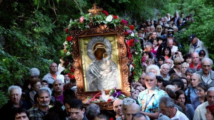 Литийното шествие при Бачковския манастир с изнесената на ръце чудотворна икона на света Богородица.
