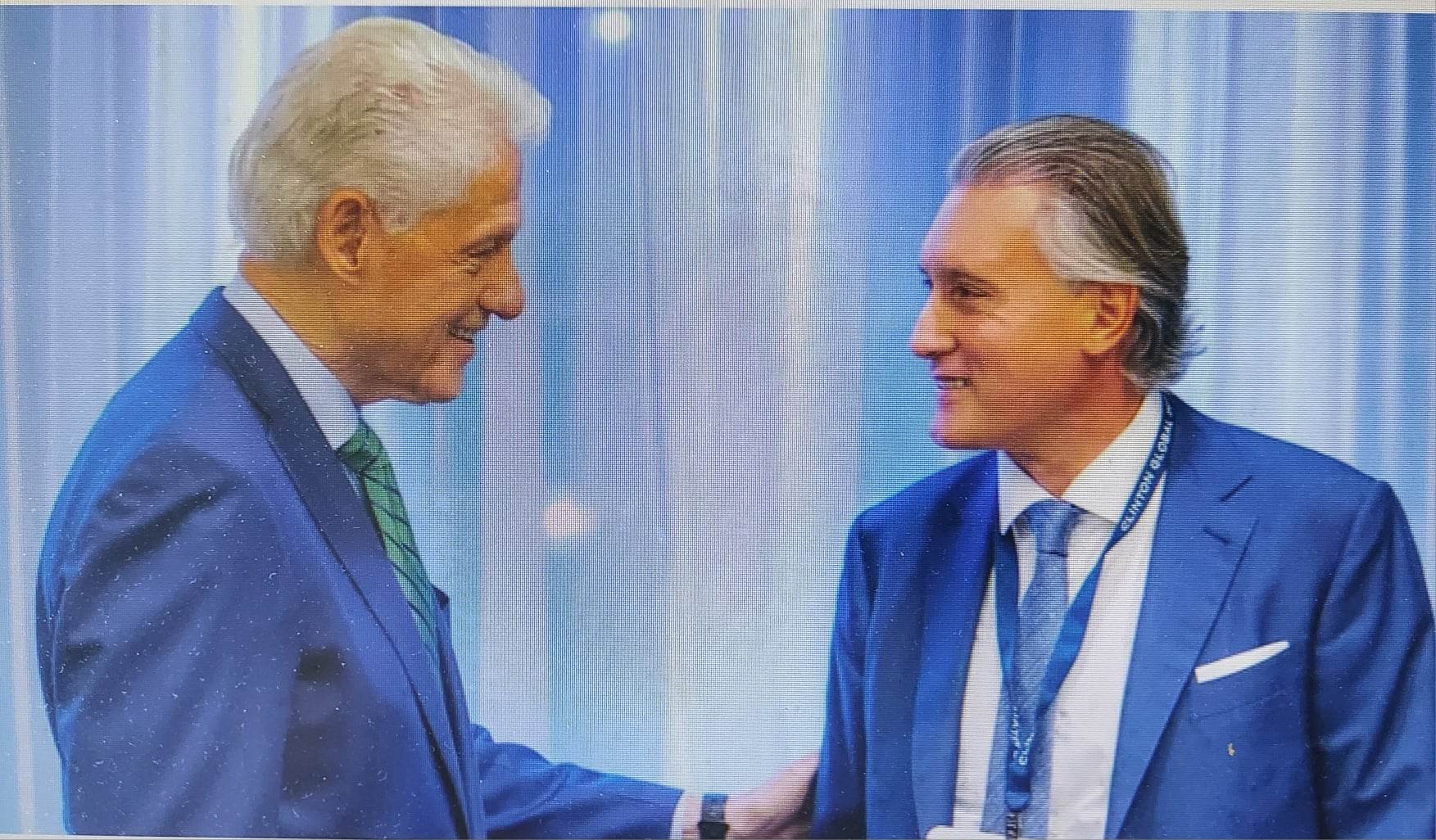 Бил Клинтън пристига в България по покана на Кирил Домусчиев