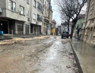 След повече от половин година сага ВиК Русе и Община Русе се договориха улицата да се асфалтира, договорена е и схемата за плащане. 