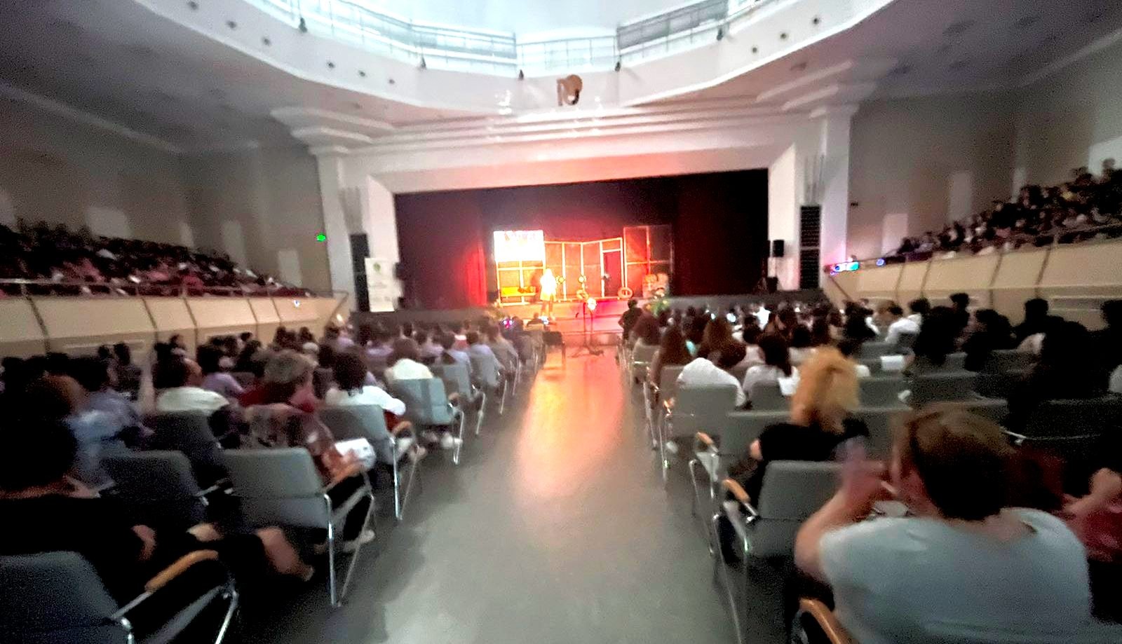Пиесата „Даскалото е COOL” събра близо 800 ученици от 19 училища в Канев център