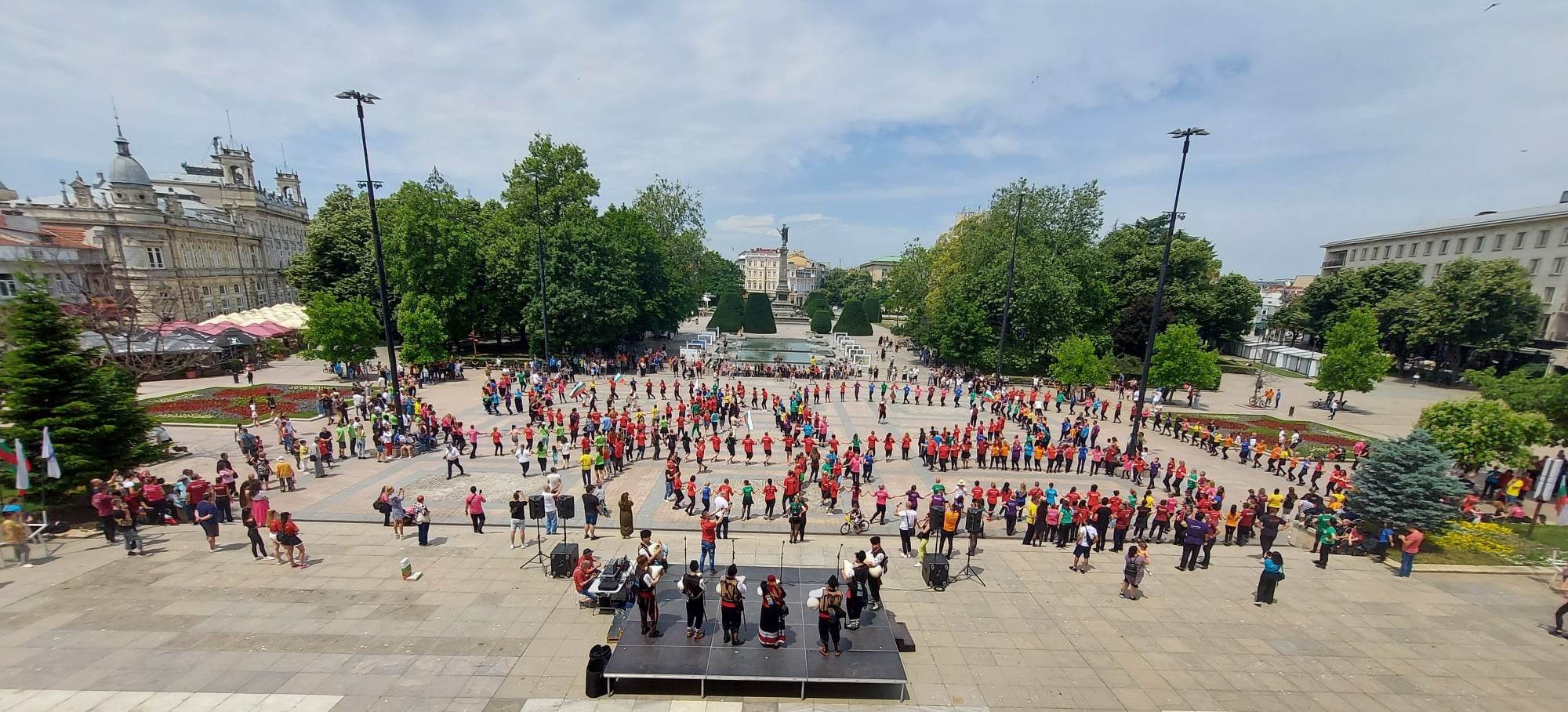 Благотворителна двучасова хоротека събра над 600 танцьори от Играорци, софийските Еремия и други танцови формации от Русе