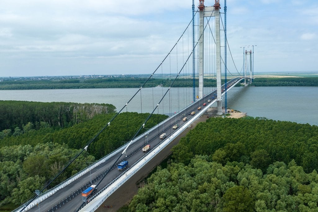 Откриват моста Браила на Дунав. Тестват го с 60 камиона с тегло 2400 тона! 