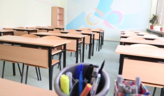 Въпреки драстично влошаващите се резултати, България намалява парите за образование 