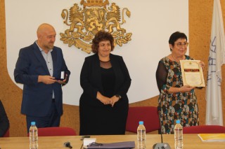 Призът бе връчен от областния управител Анатоли Станев и началника на РУО – Русе д-р Росица Георгиева. 