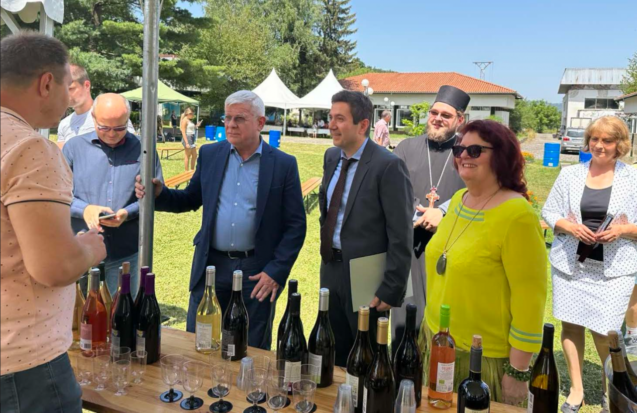 Министърът на земеделието и храните Кирил Вътев откри първия по рода си фестивал на виното в Орешак