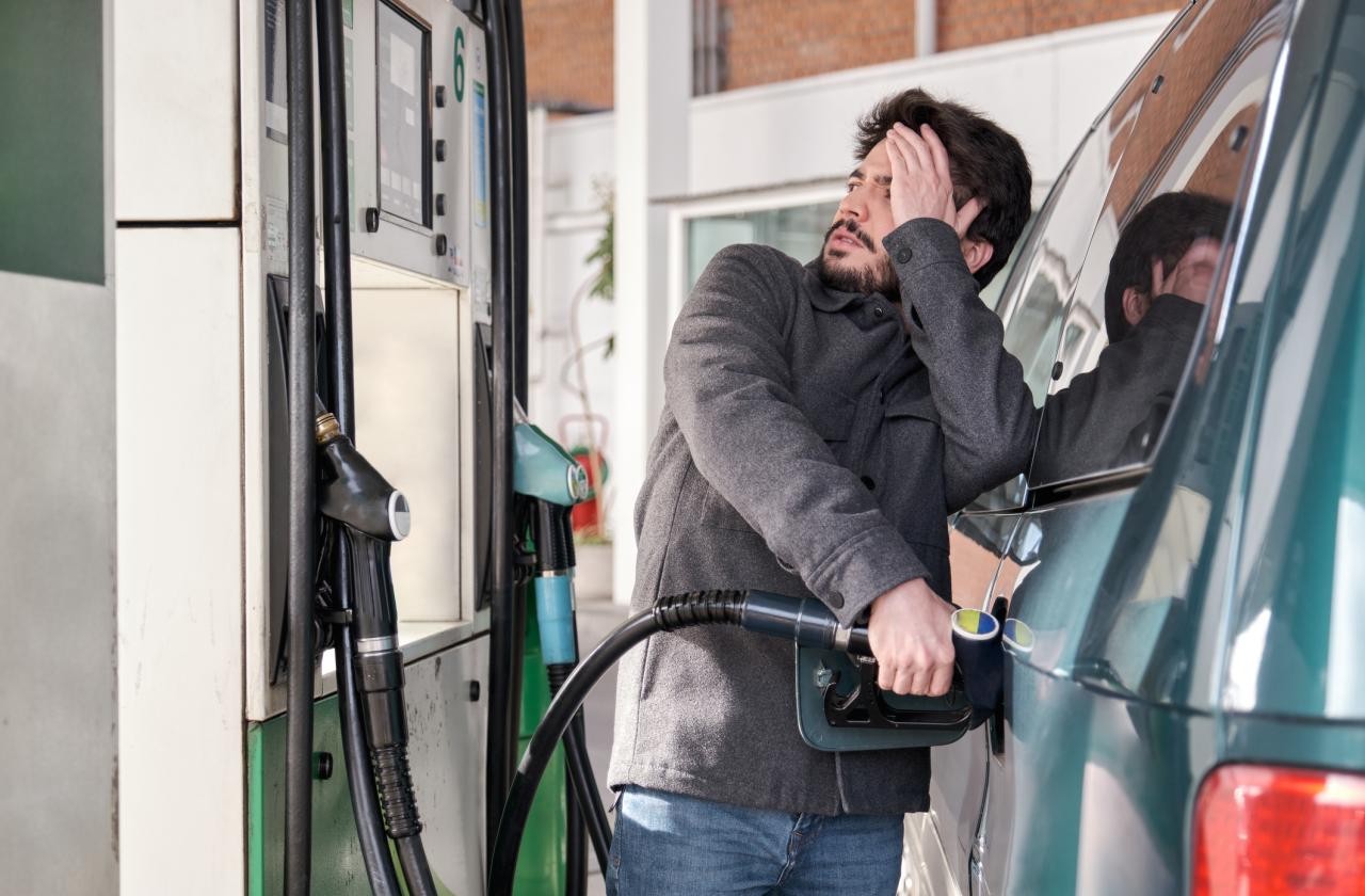 Бензинът поскъпва в цял свят и заплашва с ново ускоряване на инфлацията

