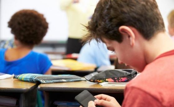ЮНЕСКО препоръчва забрана на смартфоните в училищата