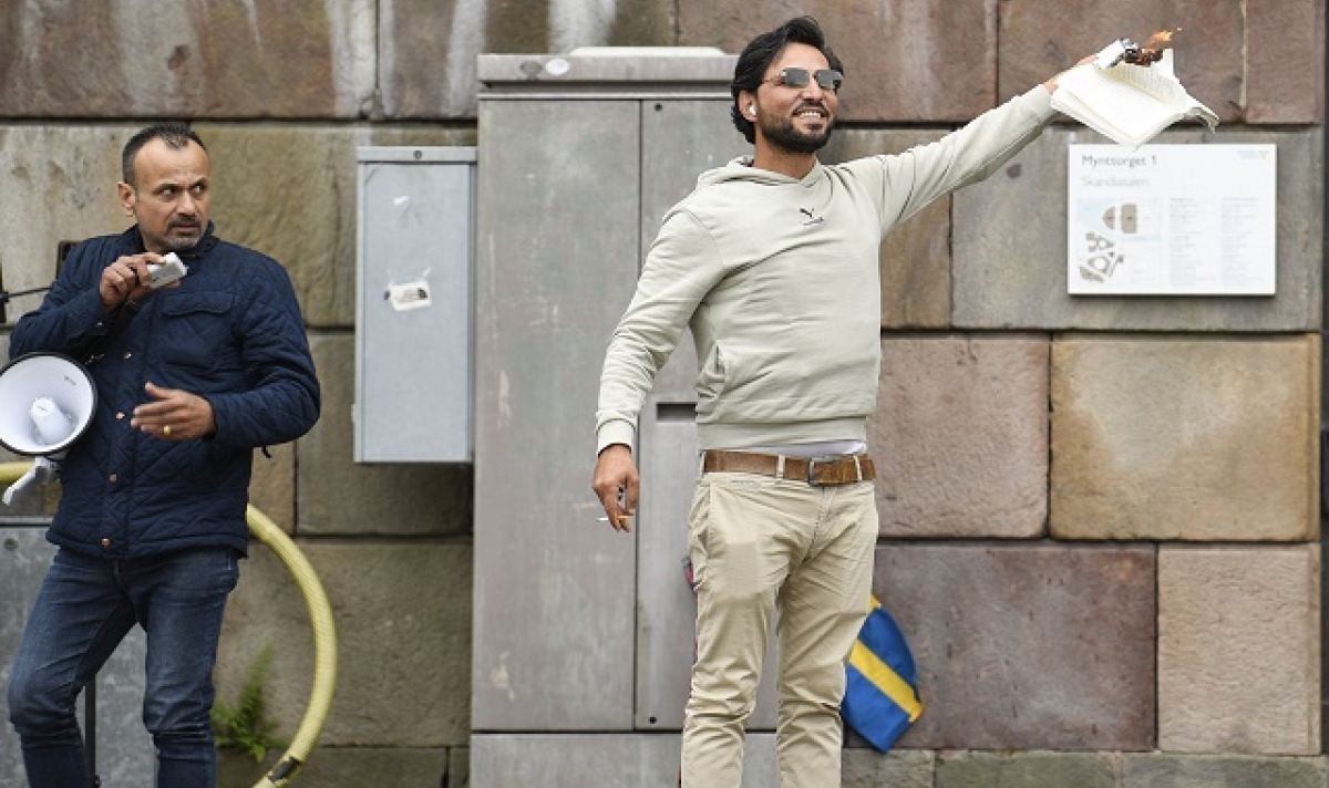 Поредна провокация! Двама мъже изгориха Корана пред парламента в Стокхолм