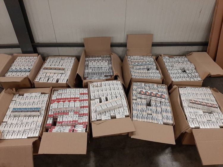 Митнически служители на ТД Митница Русе задържаха 16 000 къса цигари при проверка на лек автомобил