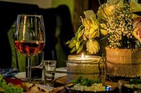 Цветята на масата променят вкуса на виното