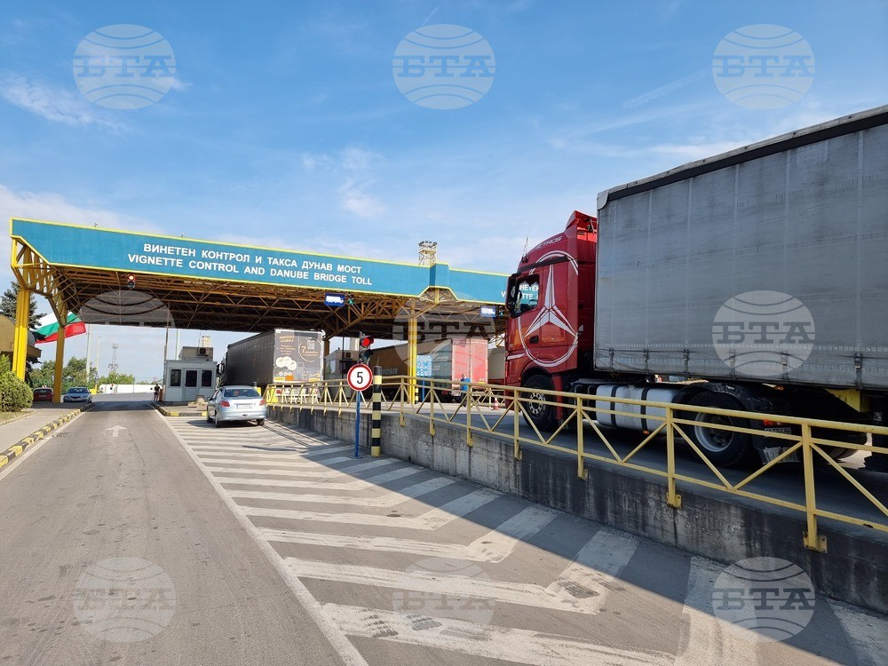 Набелязват мерки за по-бързото преминаване на камионите през ГКПП ,,Дунав мост,, при Русе и Видин