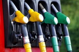 Търговците на горива са обезпокоени от краткия срок, който депутатите гласуват за спиране на вноса на руски петрол