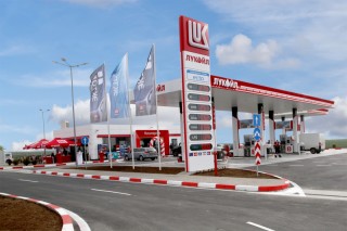 По думите му на бензиноколонките цената не е съобразена с това, че ,,Лукойл,, купува по-евтин петрол от Русия 