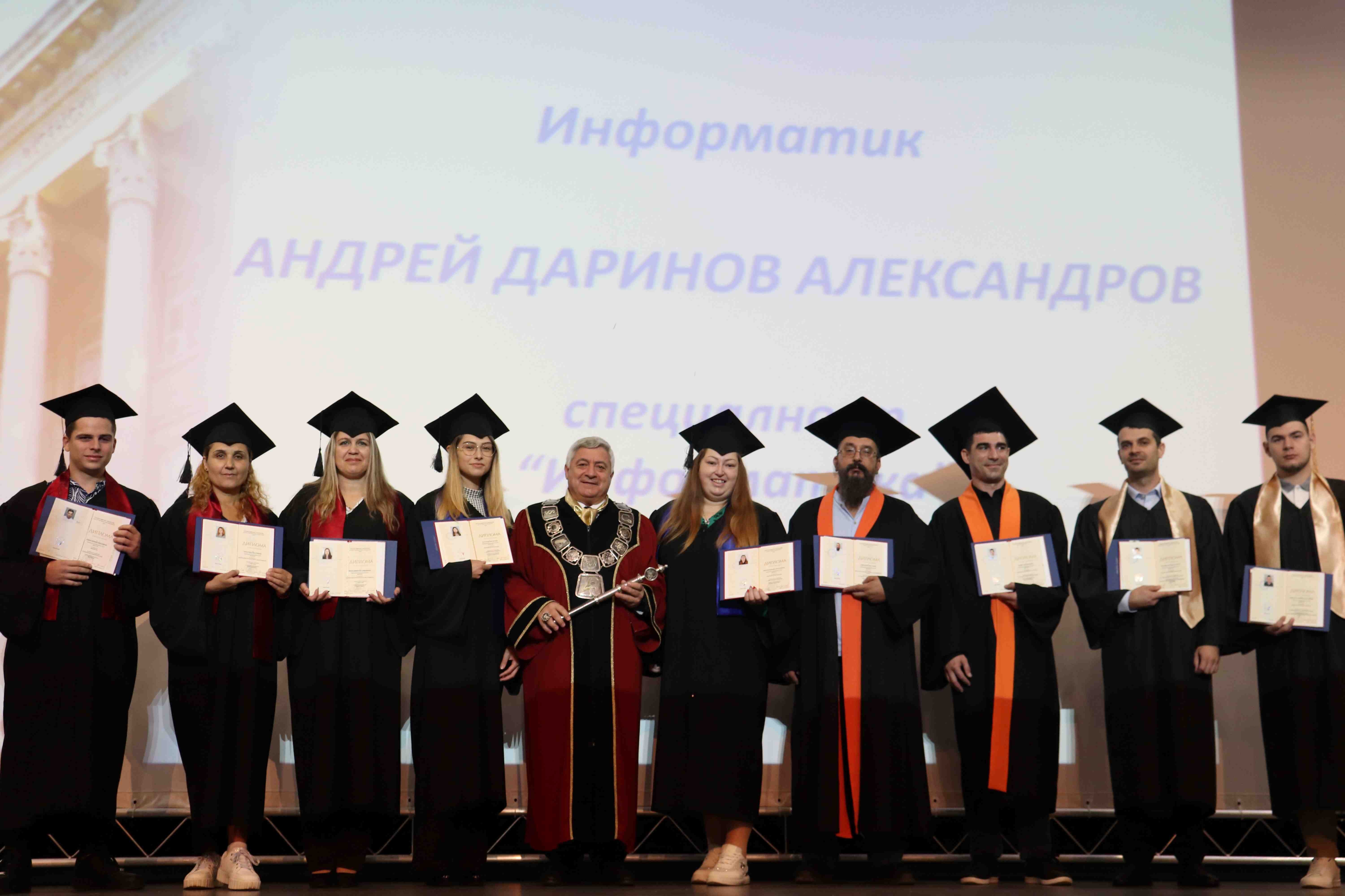 Над 1000 абсолвенти от Русенския университет се дипломират днес, 14 са пълните отличници