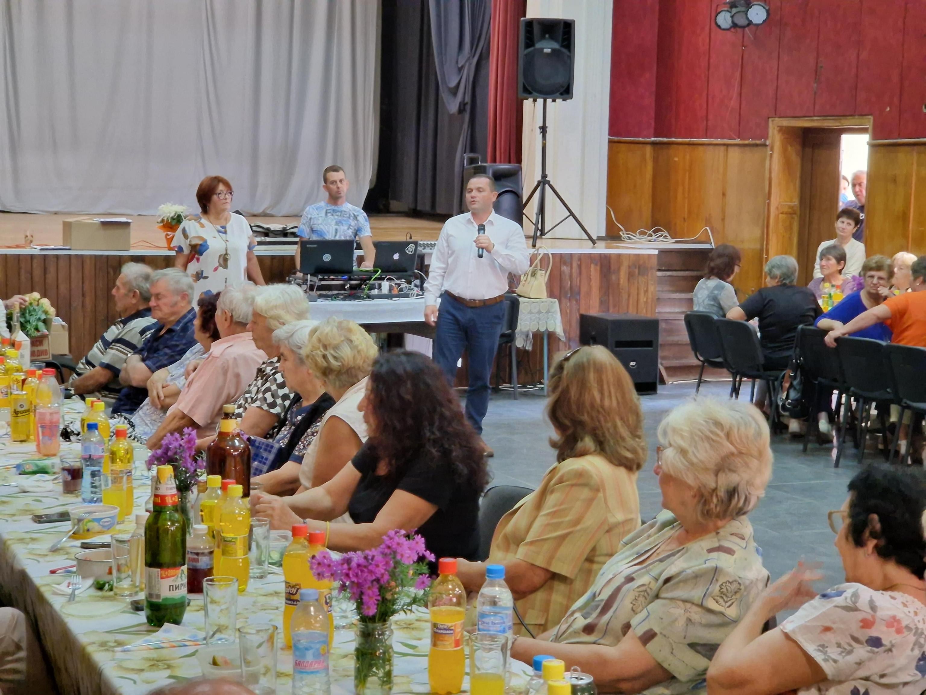 В Международния ден на възрастните хора Пенчо Милков се срещна с пенсионерите от Басарбово и Николово
