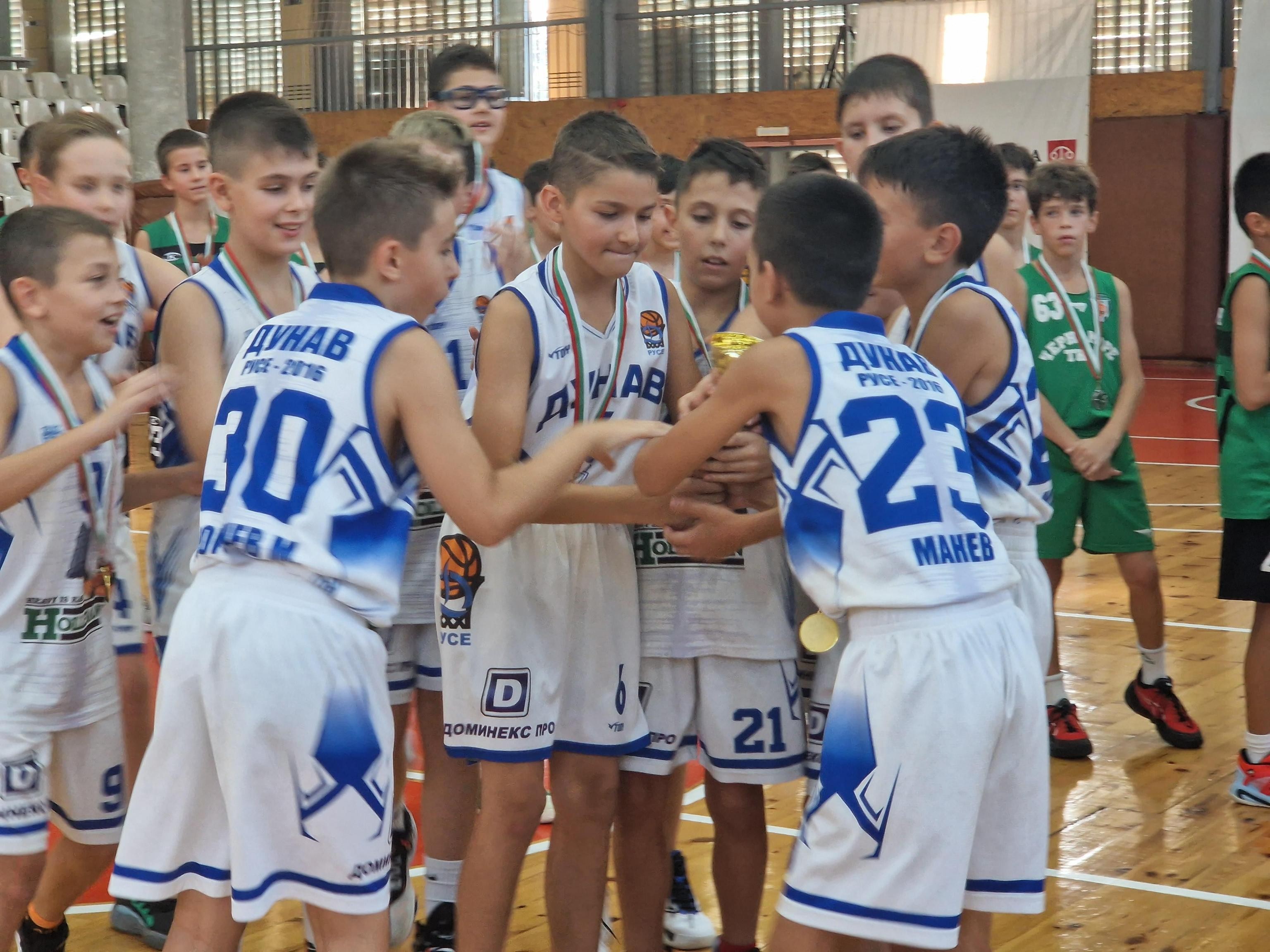 Момчетата и момичетата от „Дунав“ спечелиха баскетболния турнир за Купата на кмета