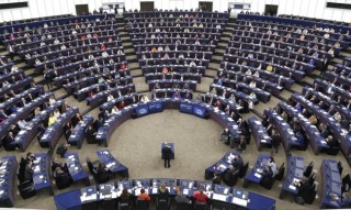 В отговор на заплахи за свободата и жизнеспособността на медиите, евродепутатите приеха позиция относно закон за повишаване на прозрачността и независимостта на медиите в ЕС.