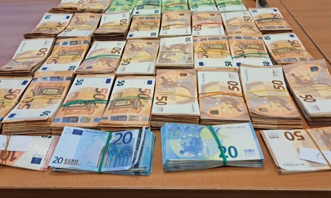 180 000 евро откриха митнически служители от ТД Митница Русе 