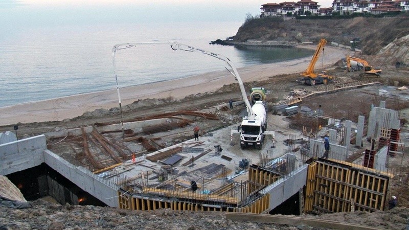 Спират строежи на 100 метра до плажа, дори да са законни 