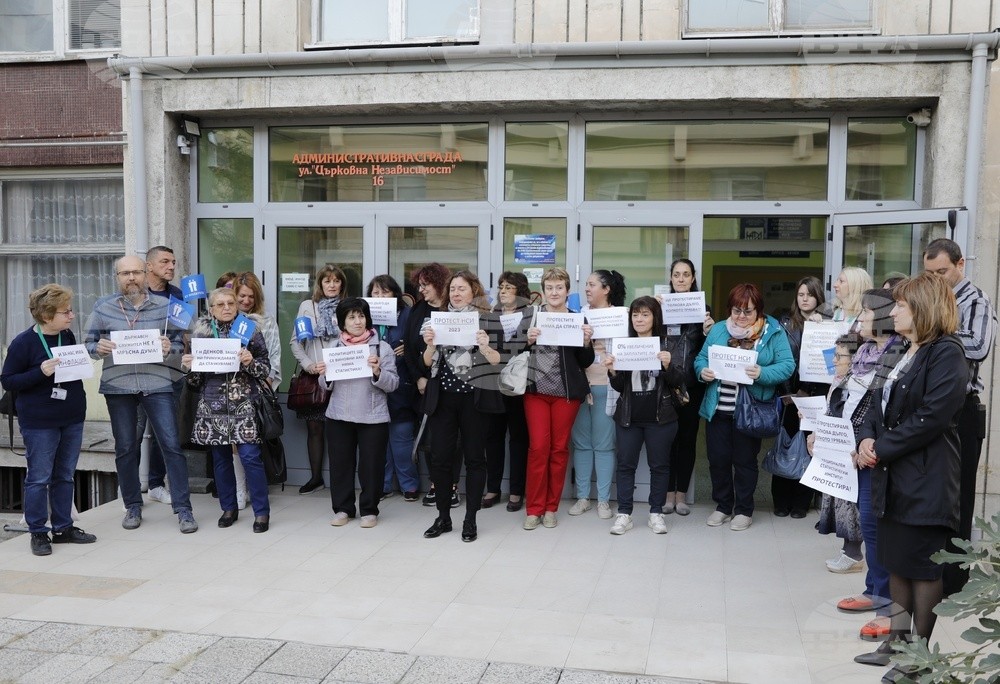 Служители на Националния статистически институт в Русе излязоха на протест заради ниските заплати
