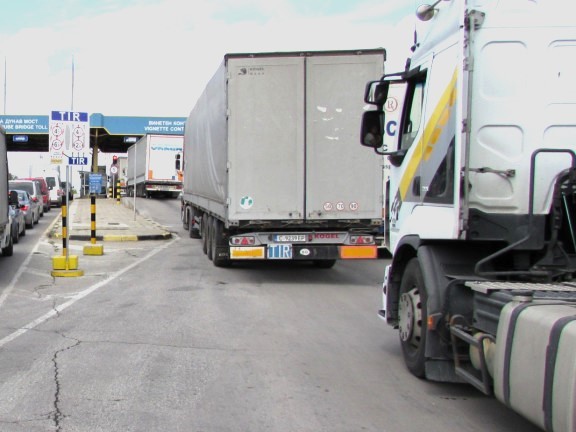 Тир-паркингите край Русе са препълнени, има и опашка от камиони на булеварда заради увеличения поток на автомобили 