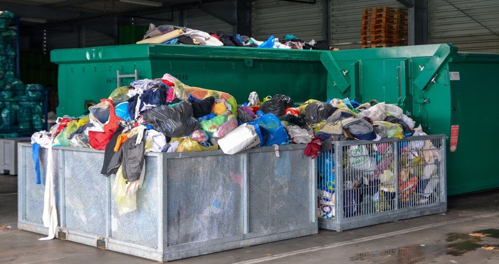 България изхвърля 5 пъти теглото на НДК като текстилни отпадъци годишно