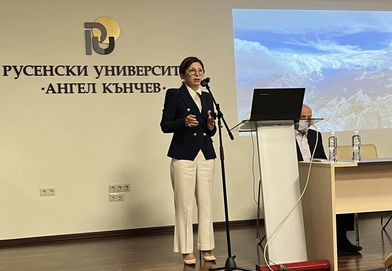Рена Стефанова и кандидатите на ПП-ДБ: местната власт ще прави устойчива връзка между бизнеса и образованието