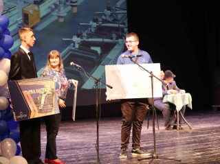 Ръководството и екипът на Професионалната гимназия по промишлени технологии бе удостоена и с плакет на Община Русе.