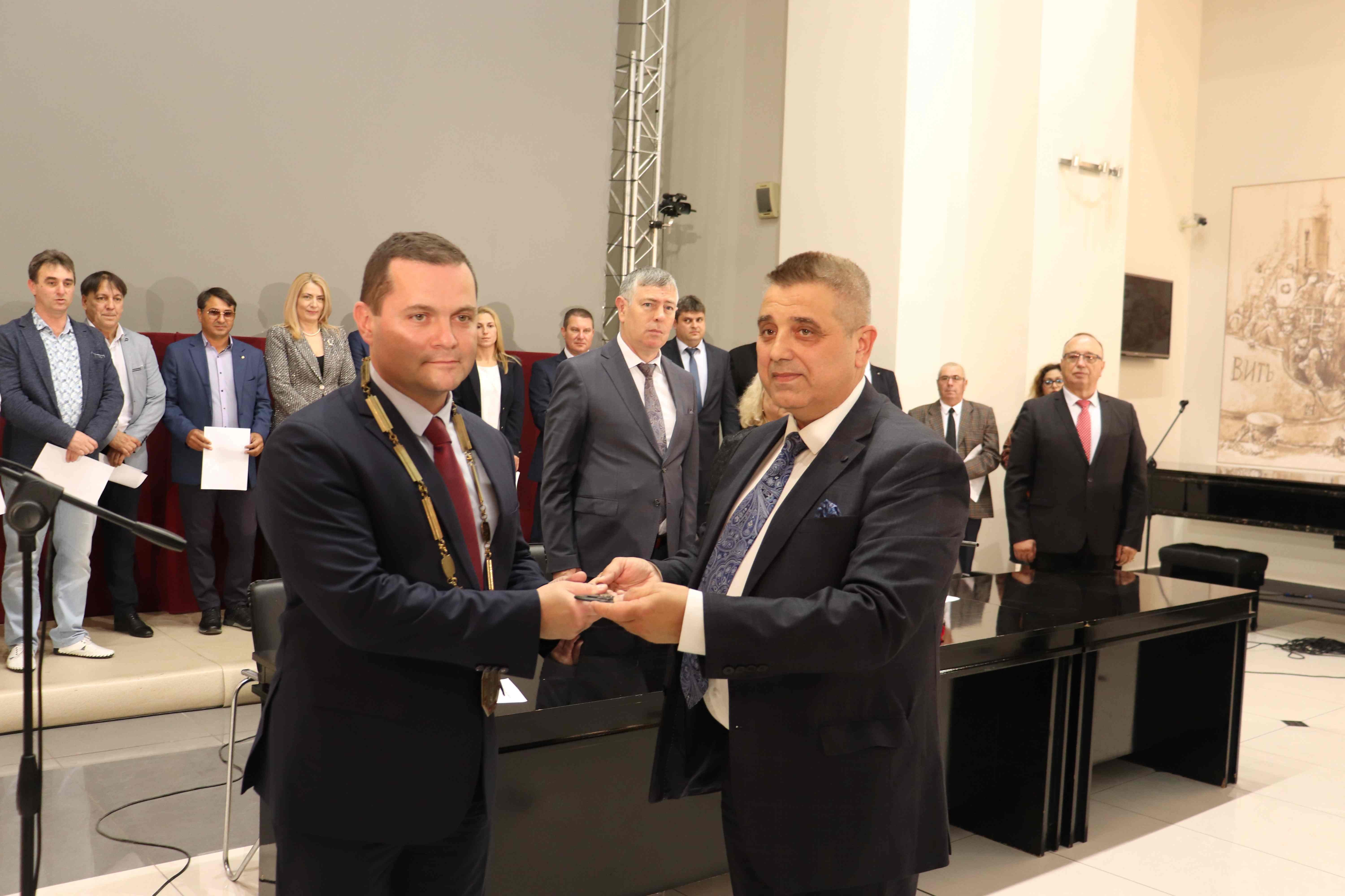 Новоизбраният кмет  Пенчо Милков получи символите на местната власт от временно изпълняващия длъжността кмет Димитър Недев