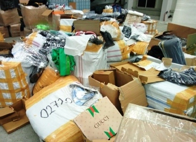 Митнически служители от ТД Митница Русе задържаха над 4400 фалшиви стоки 