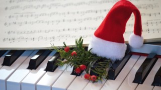   Коледният концерт е с безплатни пропуски, които могат да се получат от 13 до 16 декември на касата на Доходно здание от 10 до 18 ч.