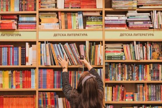 Кампанията „Четем – разгръщане светове“ се бори с функционалната неграмотност, като стимулира четенето от най-ранна детска възраст
