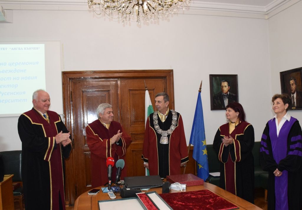 Новият ректор Пламен Кангалов встъпи в длъжност след официална церемония