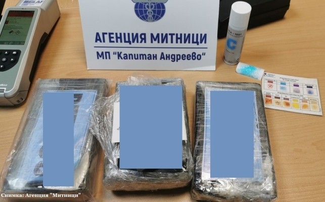 Откриха над 3 кг кокаин в якето на турски тираджия на Капитан Андреево