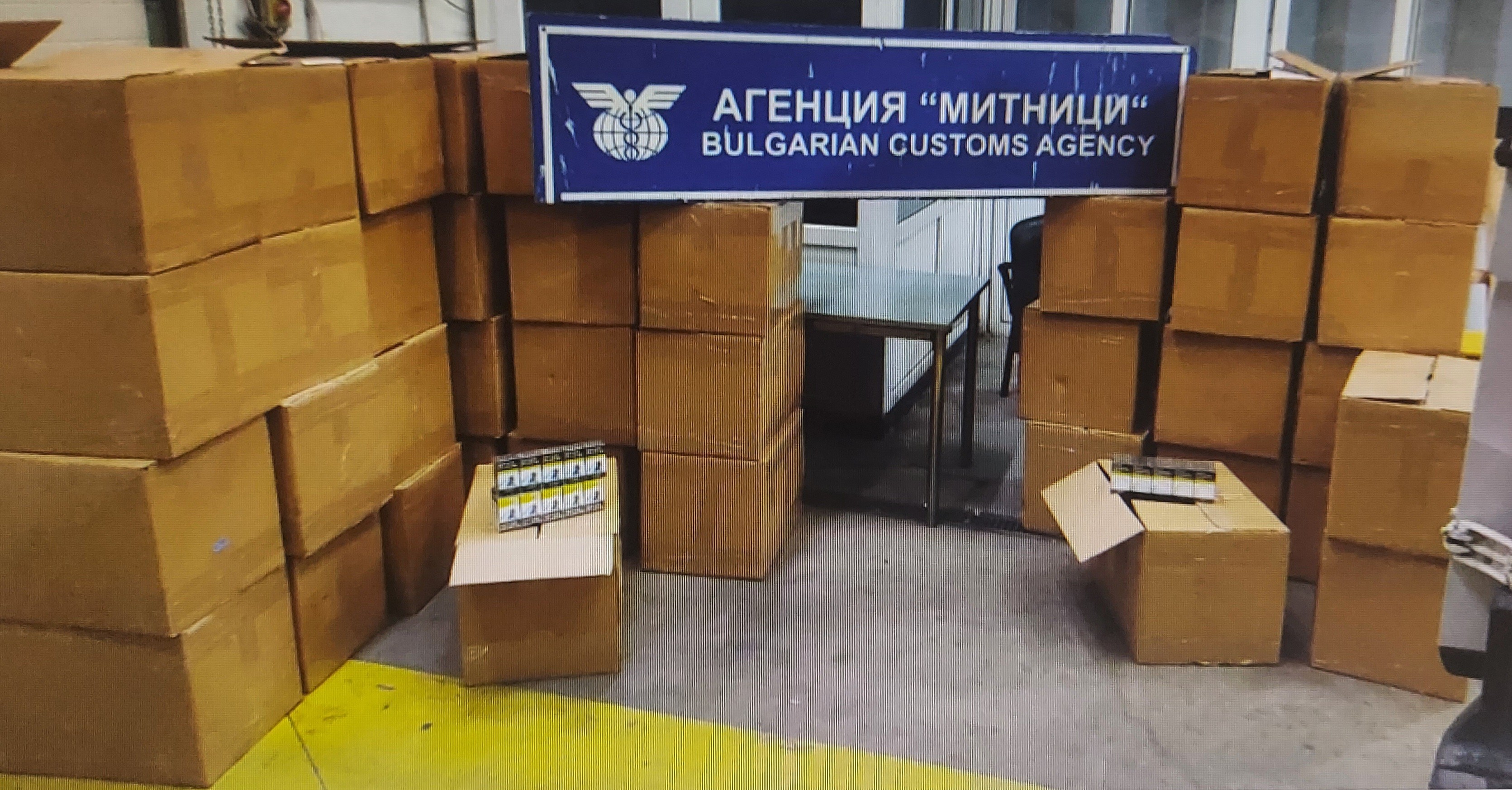 Митническите инспектори на ТД Митница Русе се натъкнаха на турски автобус, пълен с контрабандни стоки 
