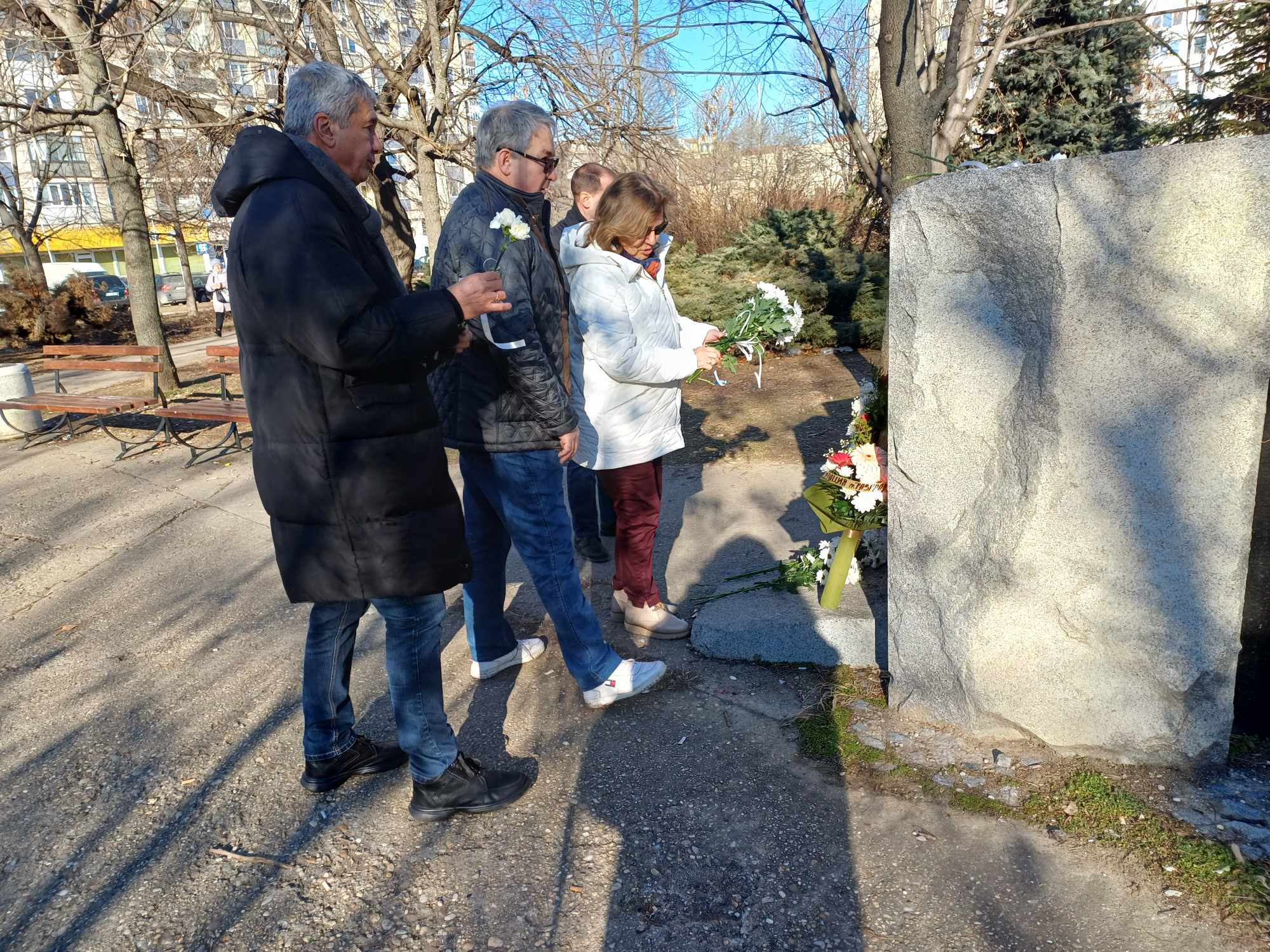    Общински съветници от ГЕРБ поднесоха цветя пред паметника на жертвите на тоталитаризма