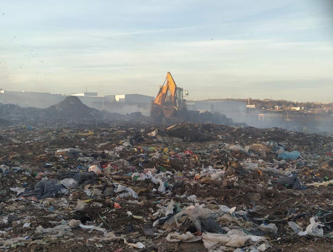Овладян е малък пожар на депото за отпадъци