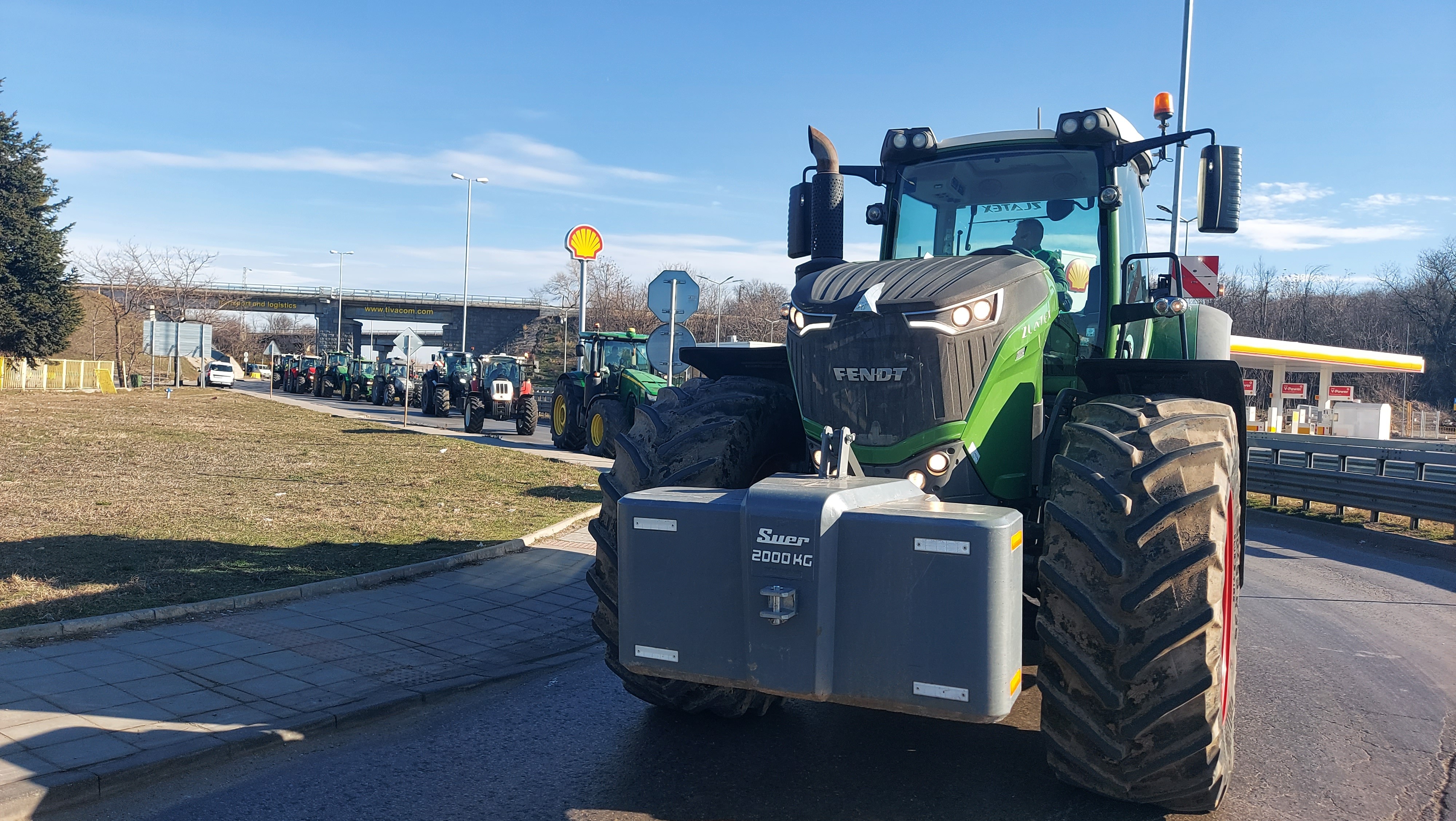 Земеделци с близо 100 трактора  затвориха движението в района на ГКПП ,,Дунав мост“ при Русе