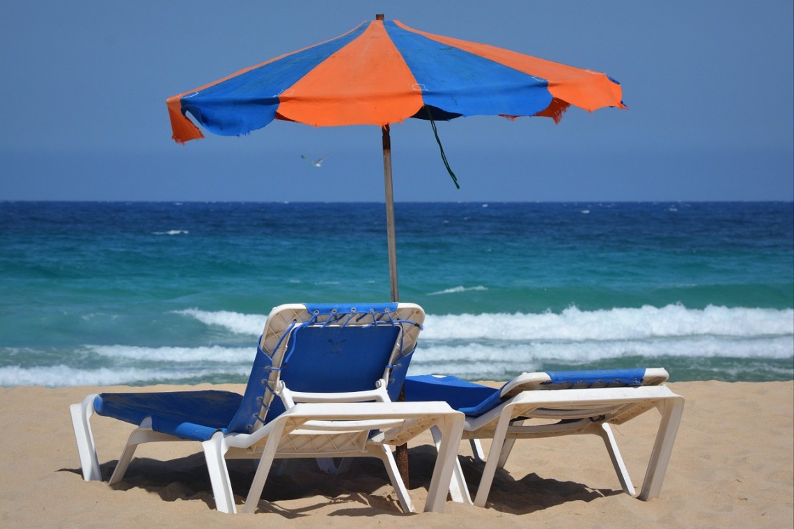 Цените на чадърите и шезлонгите по курортите ни за лято'24 остават същите