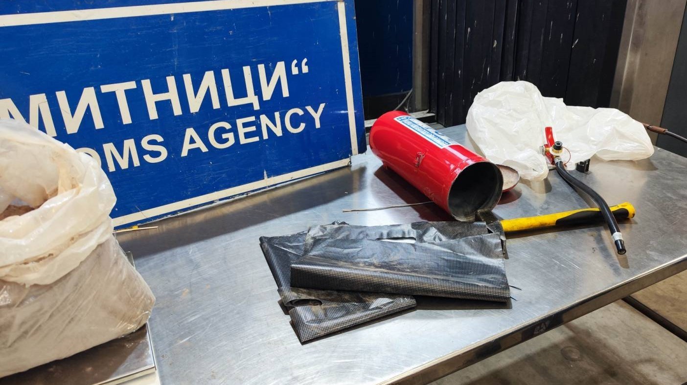 Близо 5,5 кг хероин, скрити в пожарогасител, задържаха митническите инспектори в района на Дунав мост при Русе