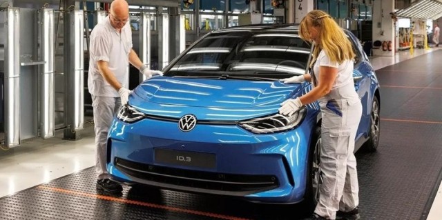 И Volkswagen дава на „задна“ за електромобилите
