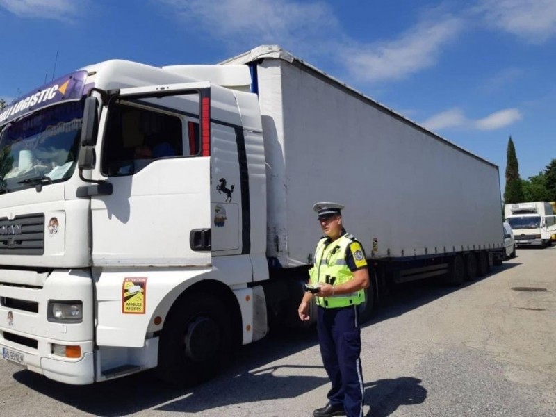 Турски тираджия с румънски камион кара след употреба на опиати- ,,бензодиазапини